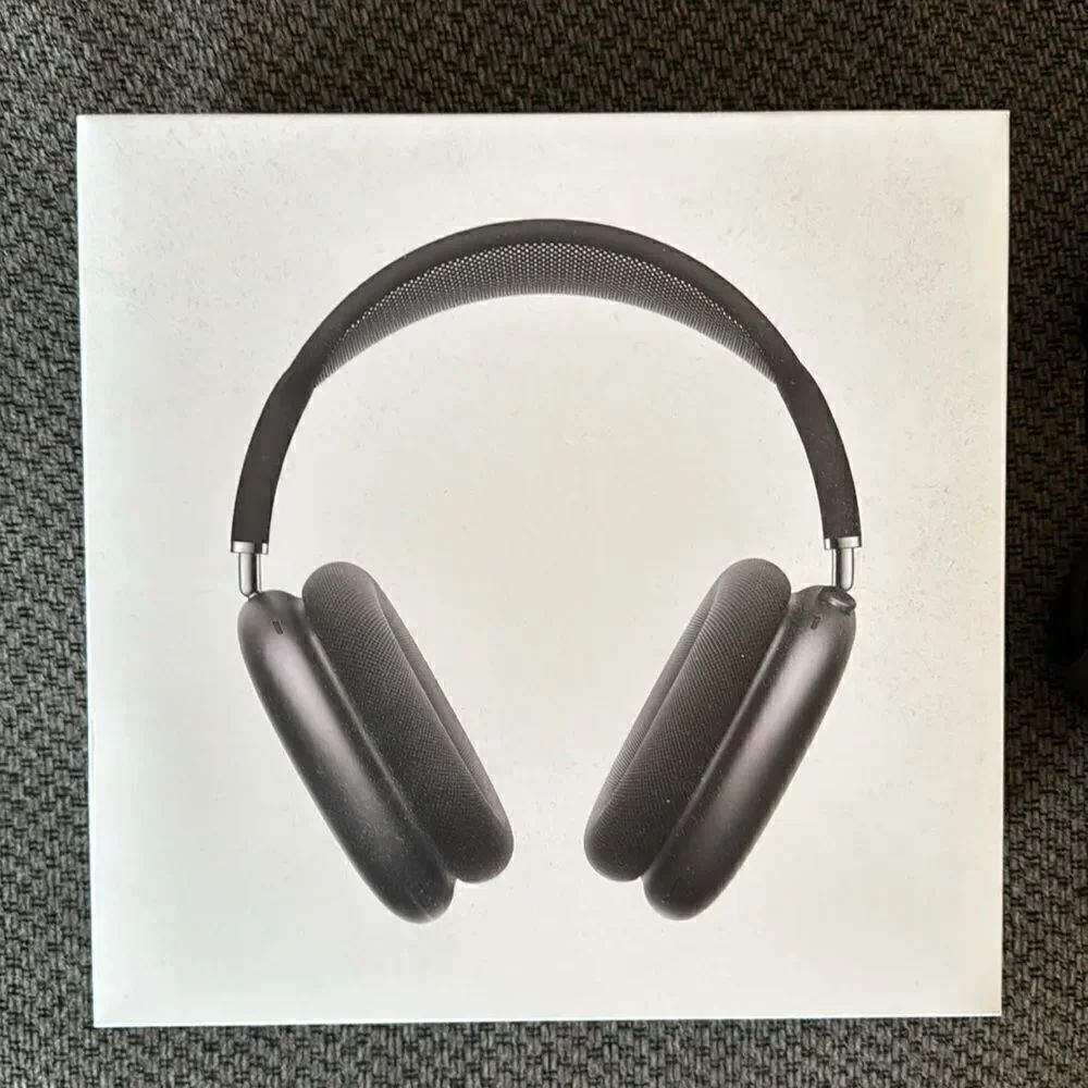 AirPod max black new - Picture 3 of 7